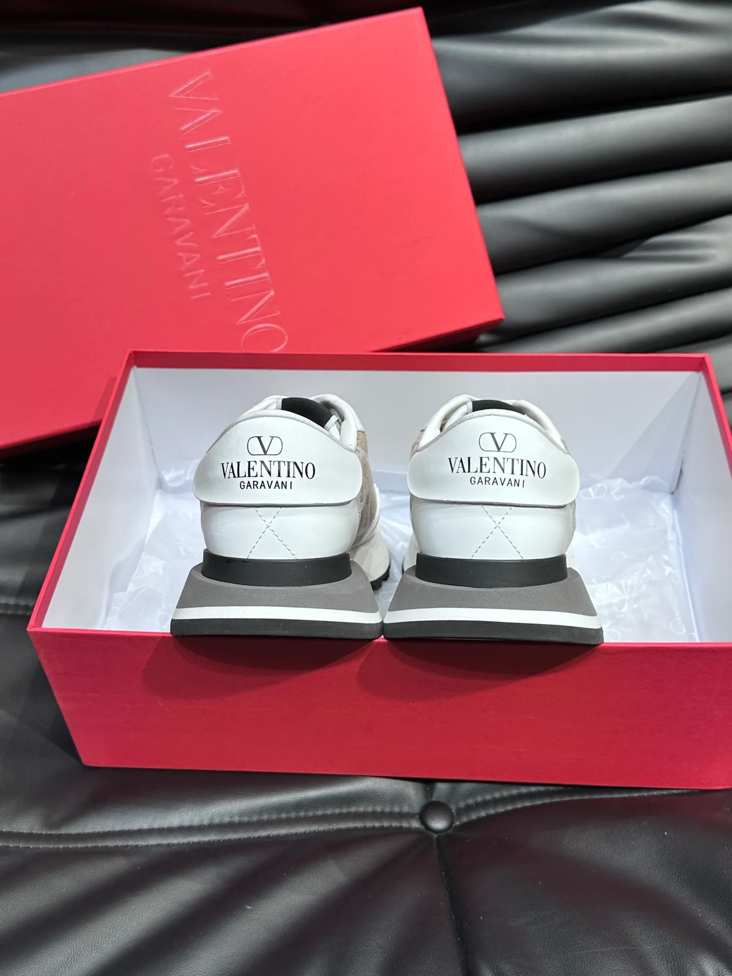 P540💰 Product trademark: VALENTINO "Valentino" Regular size: 38-44 [45 customized] Product materials: Warren men's casual sports shoes, made of multi-material splicing, calf leather stitched with suede cowhide, fabric mesh upper, fabric tongue decorated with brand badge, rubber rivet decorative details on the heel, rivet rubber outsole, non-slip, wear-resistant and shock-absorbing, pure cotton inner foot pad, comfortable and breathable, comes with original box packaging bag!
